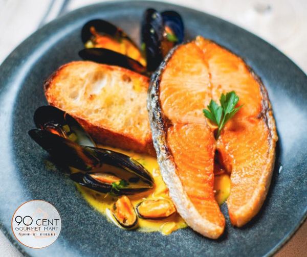 白酒忌廉汁煮青口配香煎三文魚扒